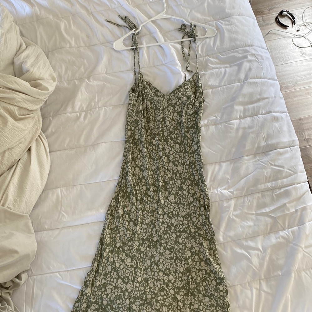 Nectar Clothing Midi dress. Tie straps. Slight v-neck.